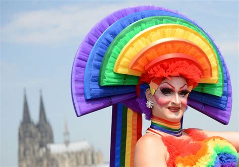 regenbogen make-up für den christopher street day